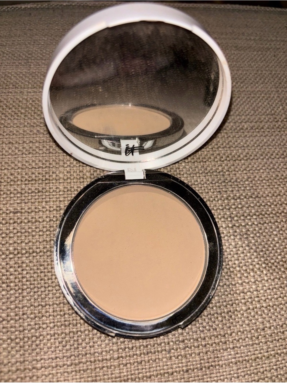 IT Cosmetics Pressed Powder Compact - Light/Beige